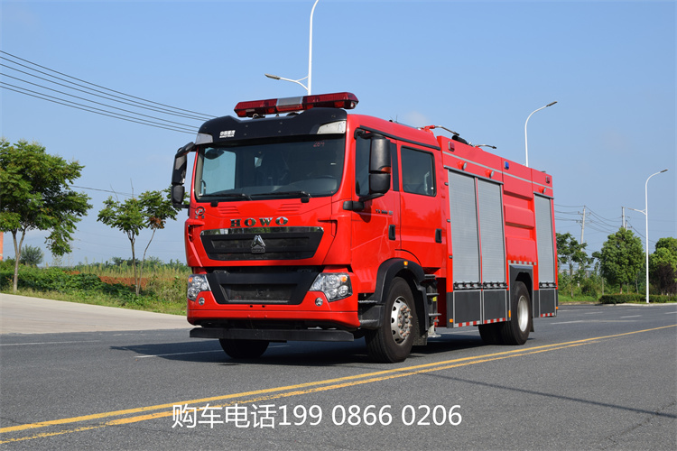 7噸重汽豪沃干粉泡沫聯(lián)用消防車(chē)